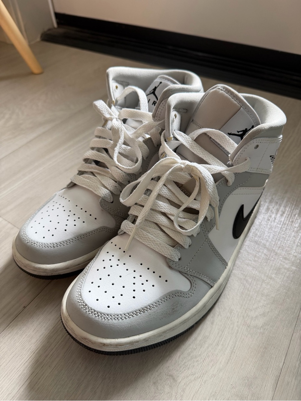 Jordan 1 Mid
Light Smoke Grey
